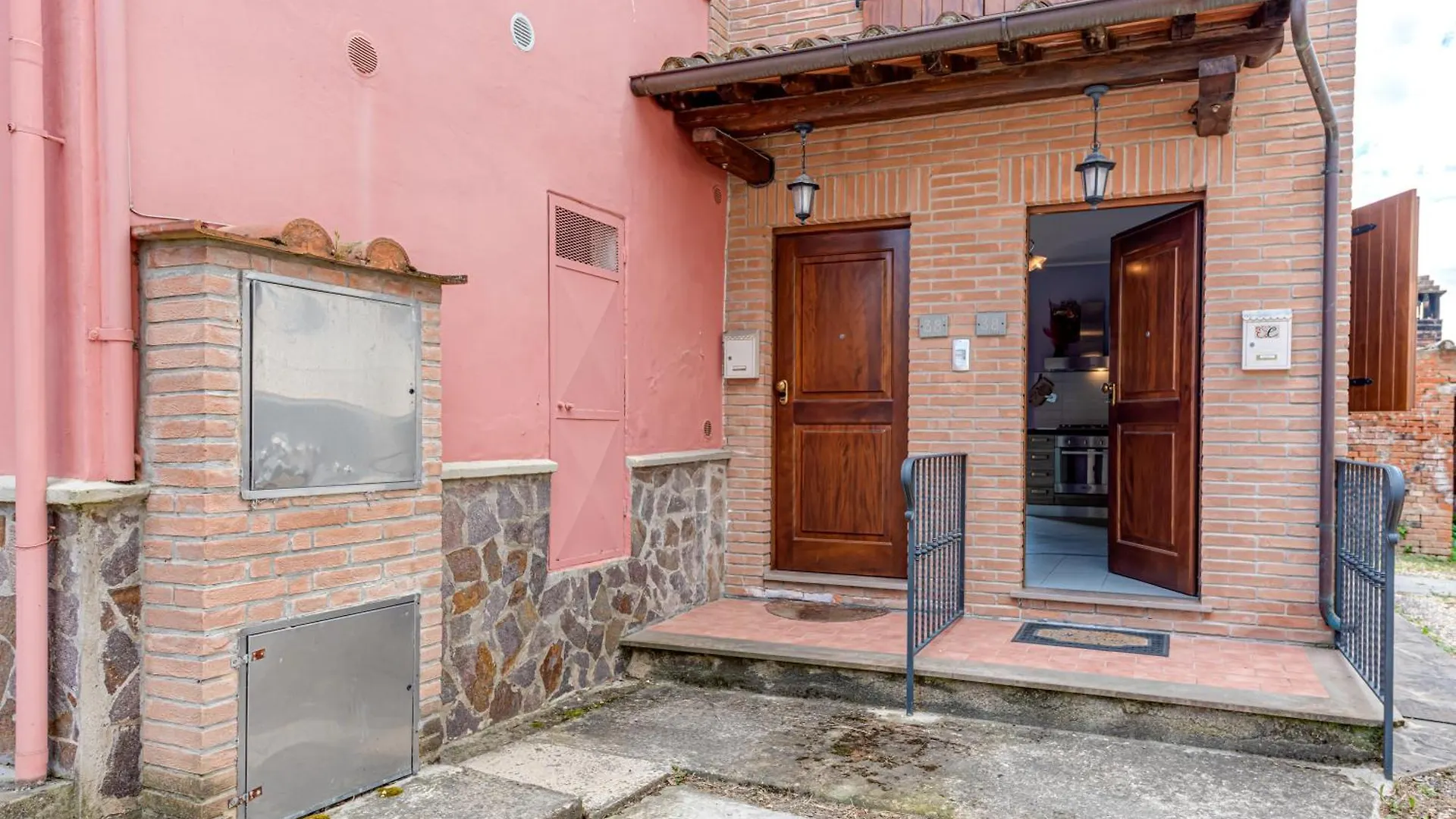 Sandra House - Certaldo 0*,